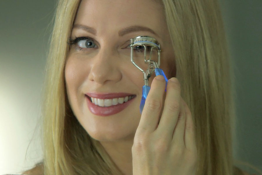 The Sympler Eyelash Curler is quick and easy, giving you a fast curl with Hollywood glamour