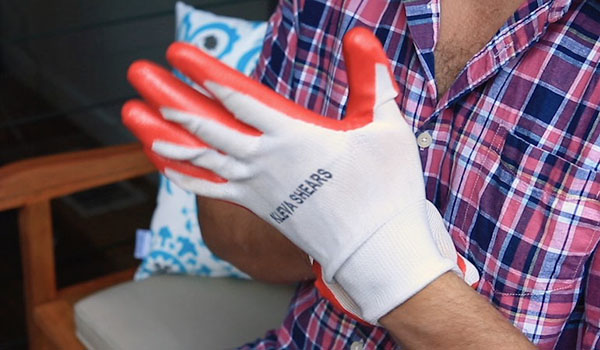 Snug fitting, light weight, comfortable gardening gloves