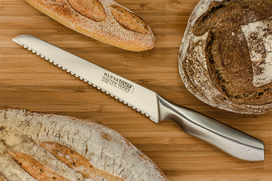 The super sharp Bread Knife leaves your food crisp and full, without squishing them, thanks to the scalloped edge, serrated blade
