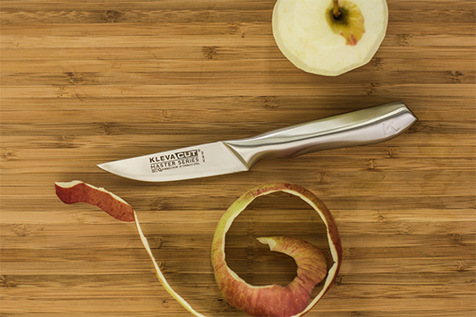 With the easy grip handle of the Paring knife, you can easily peel and cut fruit and vegetables